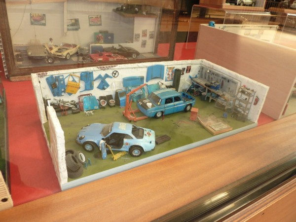 allerlei miniatuur garagekes, niet mijn ding om zelf te maken, maar zeer knap gedaan !<br />Geef mij dit garageke met inhoud maar in het groot :-)